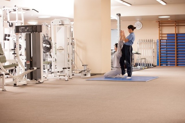 トレーナーによるストレッチ