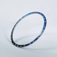 ブルーとブラックを配したサファイアガラス製ベゼル