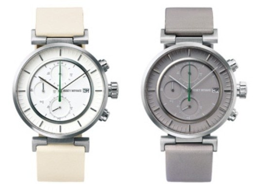 クロノグラフモデルのホワイト・モデル(左)と300個限定のグレー・モデル