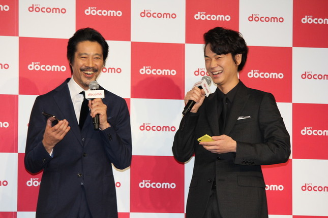 談笑する堤さんと綾野さん