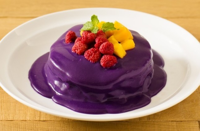 紫のソースが目に鮮やか