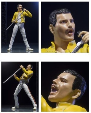 交換用手首左右各３種と交換用表情2種、マイク、マイクスタンドなどが付属