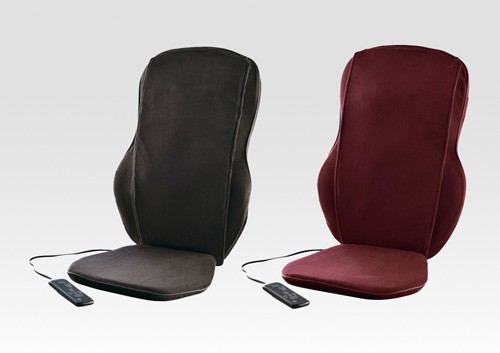 温めながら背中や腰をマッサージするシートタイプのマッサージャー