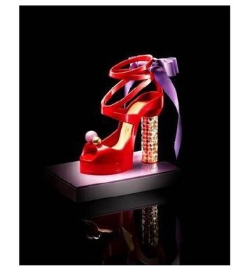 ブランド誕生10周年を記念した、レディなコンパクト