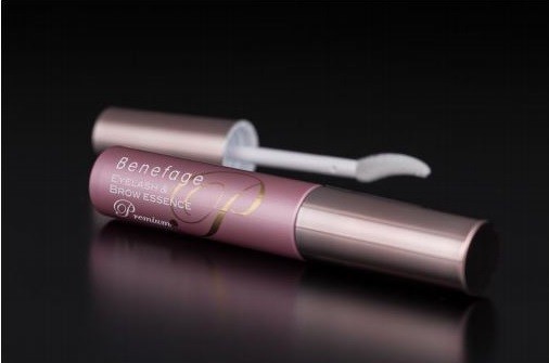 まつ毛・眉毛だけではなく目元のエイジングケアにもこれ1本！