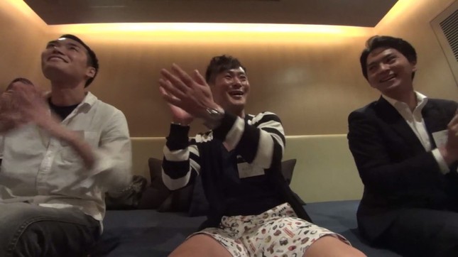 入江さんを中心に楽しそうな男性陣