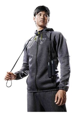 ダンボールのような生地構造で軽くて暖かいトレーニングウエア