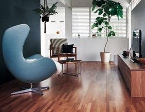 汚れや傷・へこみにも強い！（写真は、「アーキスペックフロアー ヨセギ」クリアチェリー色、イメージ）