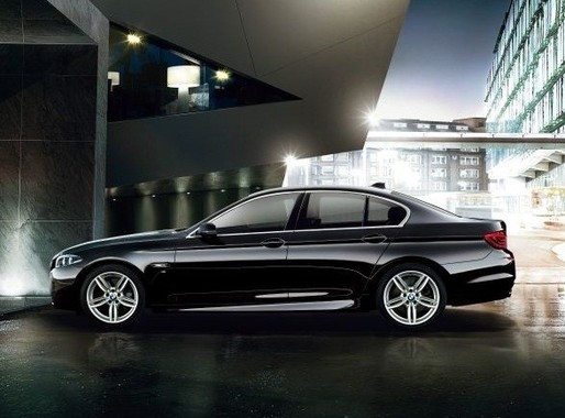 MAESTROを彷彿とさせるブラック・サファイアのボディカラー