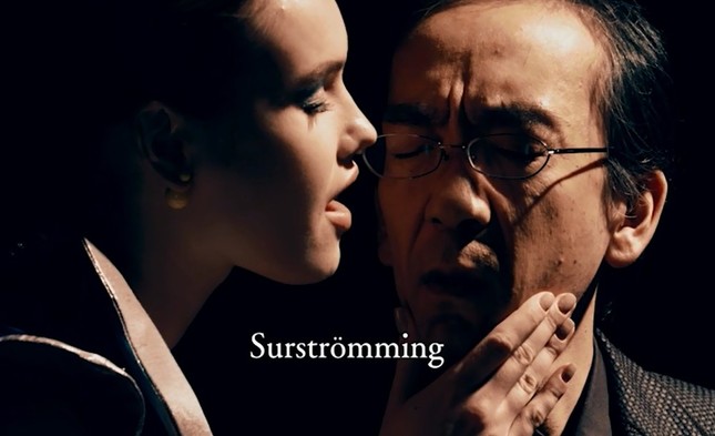 その息のニオイを新垣隆さんが嗅ぎ…