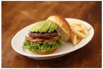 「アボカドバーガー」（1150円）。濃厚なアボカドのクリーミーな味わいと粗挽きパティの食感がマッチする女性好みのハンバーガー