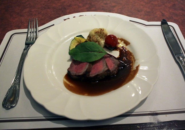 TDLイーストサイド・カフェのクリスマス用スペシャルコース(2800円)では、写真の牛サーロインのタリアータが付いたコース(3520円)も
