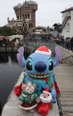 クリスマスのスペシャルグッズの一部。スティッチのバケット付きポップコーン(2100円)や、ミッキーのミニスナックケース付きグミキャンディー、ぬいぐるみバッジ(2000円)