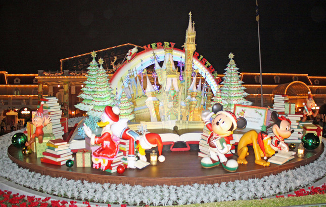 TDL、夜にライトアップされたメインエントランス前のクリスマス用フォトローケーション