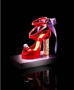 ハイヒール型コンパクトがレディ気分をあげてくれる！