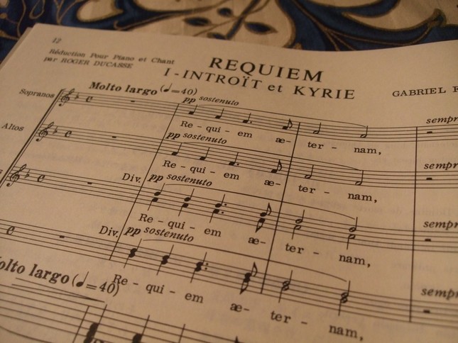 レクイエムの楽譜。冒頭、イントロとキリエ
