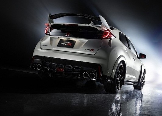 強力なダウンフォースを発生するリアウイング