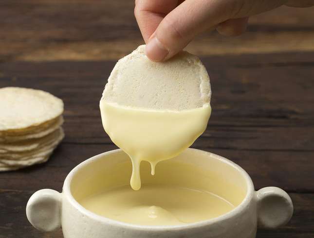 極薄焼の特製えびせんべいをとろとろチーズとともに