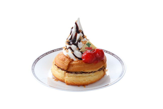 チョコレートや粒イチゴのソースなどがトッピングされている