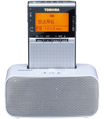 イヤホンや充電台スピーカーでステレオ放送を楽しめる