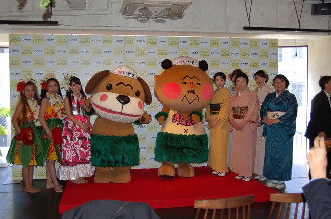 地元のフラチームも合わさり会場はにぎやかに