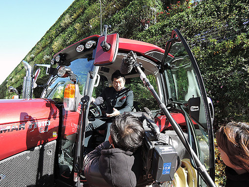 報道陣から同じ質問を何度繰り返されても、笑顔で丁寧に答える奥山さん