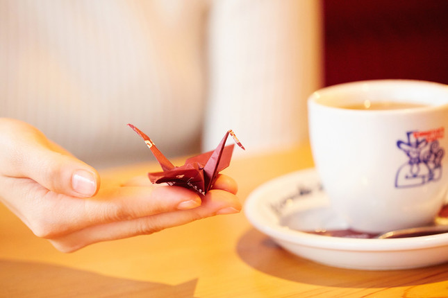 小豆色の敷紙は折り紙などで楽しめる