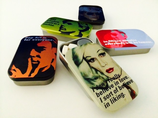 セルフポートレイトと名言が入ったパッケージ