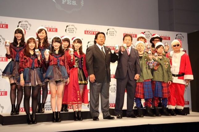 イベントは2016年1月25日に日本武道館で行われる。左からHKT48、長州力選手、藤波辰爾選手、Thinking Dogs、プロデューサーのサイモン利根川氏