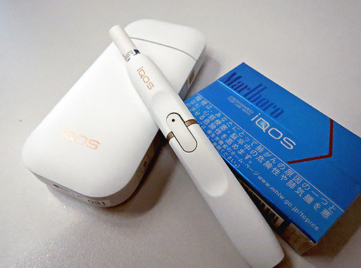iQOSのホワイトと、マールボロ ヒートスティック・レギュラー