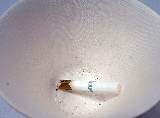 使用済みのマールボロ ヒートスティックは、紙巻きたばこの吸い殻と異なり、ゴミ箱に普通に捨てられる