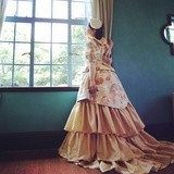 「バッスル」というヒップ部分が膨らんだ型のドレスに、日本の着物の生地を用いて制作されたドレスを再現