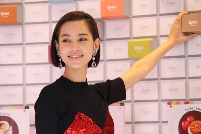 金色のダースの箱を入れて…