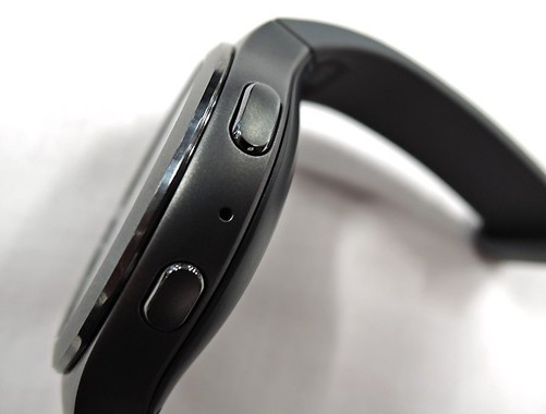 サイドにはバック、ホームボタン搭載で快適な操作