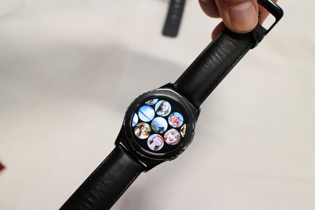 クラッシックはベルトに本革を使用したシックなデザイン