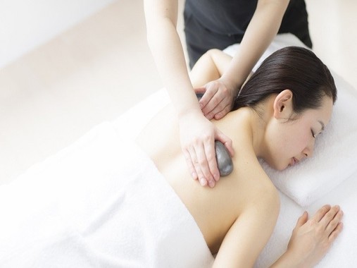 熱海の源泉で温めた石を用いた「ウォームストーンリラクゼーションスパ」