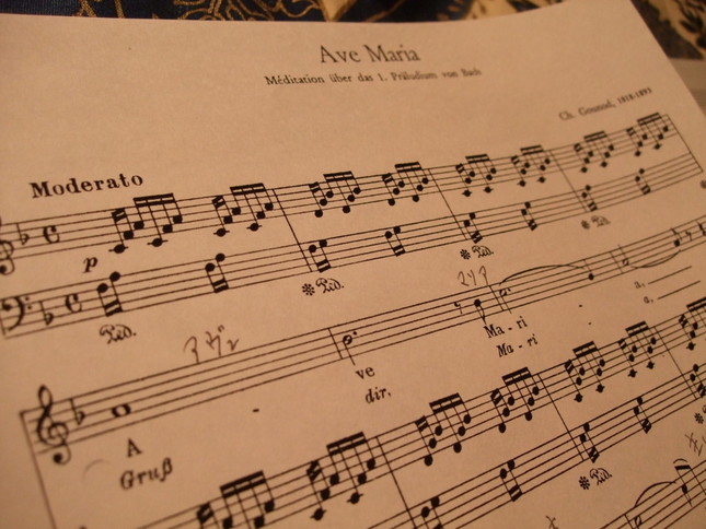 グノーのアヴェ・マリア楽譜冒頭部分。伴奏はバッハ作曲（アレンジのため調はヘ長調になっている）
