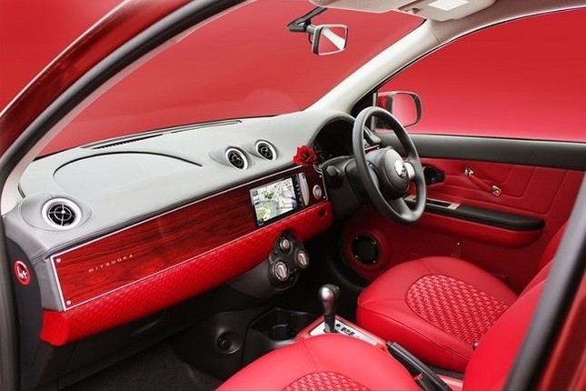 スーパーレッドを使用したクラシカルな内装デザイン