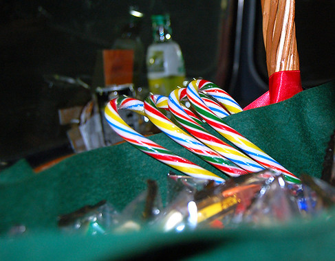 乗車後に配られたクリスマス用パーティーグッズ