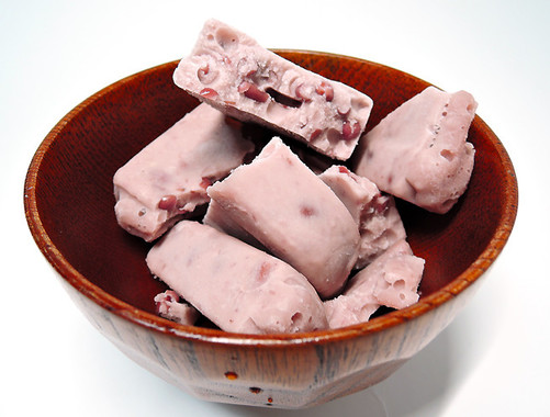 手であずきバーを割り、木のバーを取り除いて器に投入した。写真は２本分