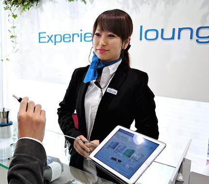 iQOSの使い方を専門スタッフが丁寧に教えてくれる