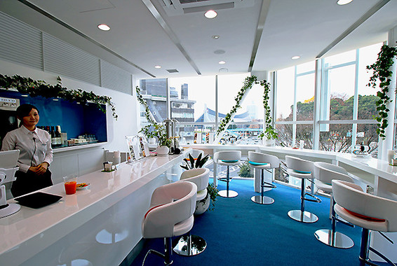 4階「Premier lounge（プレミア ラウンジ）」の窓から国立代々木競技場・第一体育館が真正面に見える