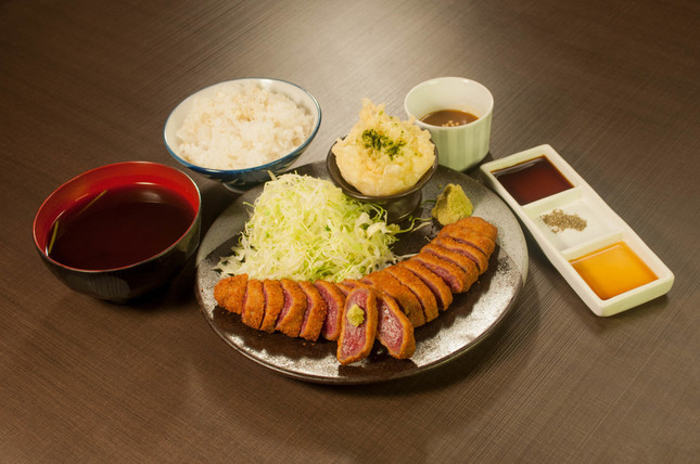 京玉天や特製のカレーつけ汁もついた「牛ロースカツ京玉膳」