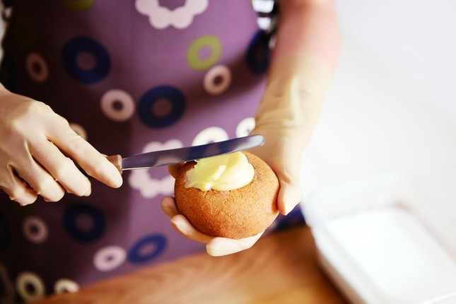 ふんわりとした揚げシュー生地に、専用に新開発したカスタードクリームを塗る