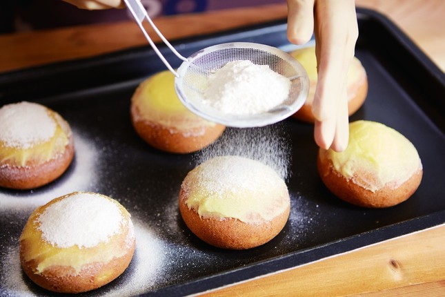 上から砂糖をふりかける