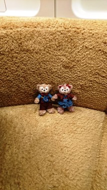 ダッフィー＆フレンズ・ライナー。ダッフィーのぬいぐるみと同じ生地で作ったシートに座れる。つり革も同じ生地で作られている