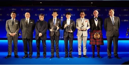 （写真左から）「GOETHE」の舘野晴彦統括編集長、幻冬舎の見城徹社長、建築家の安藤忠雄さん、ヤマハの中田卓也社長、GMOインターネットの熊谷正寿会長、工業デザイナーの奥山清行さん、「シーバスリーガル」マスターブレンダーのコリン・スコットさん、ペルノ・リカール・ジャパンのティム・ペック社長