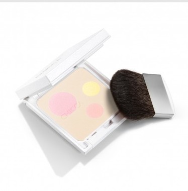 キッカ ラディアントヌード プレストパウダー。ベージュのベースカラーに、ピンク、パステルピーチ、ゴールドの3色を組み合わせた。遊び心のある様々なラメのきらめきが、肌を美しく魅せる限定カラー。