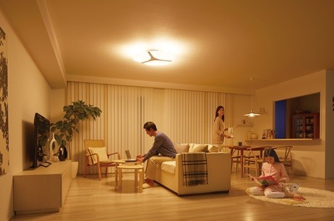 3枚の導光クリアパネルで、あかりを「照らし分け」（写真は、使用イメージ。3枚点灯時）