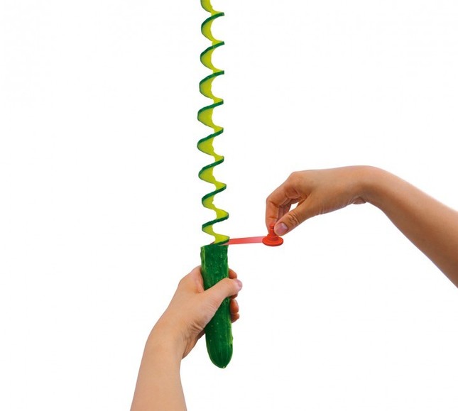 片手でハンドルを回しクルクルとカット